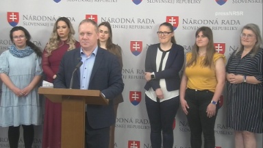 Nahnevané mamičky hovoria NIE povinnej škôlke od 3 rokov